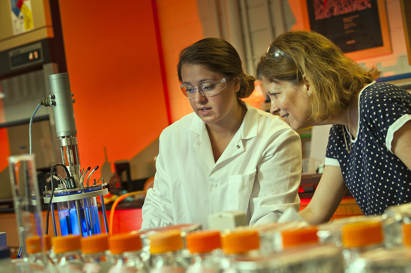Luce Scholar Rachel Tenney '18 and Professor Polly Piergiovanni work in the lab.